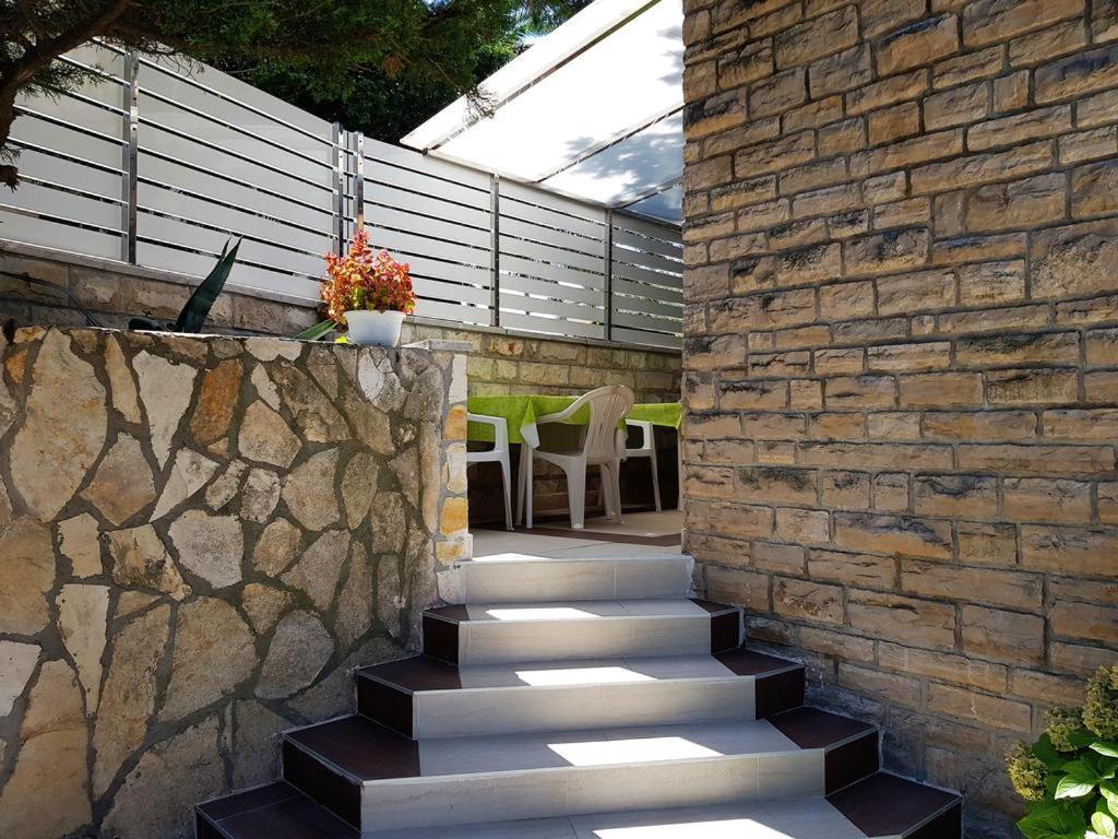 Rooms Magnolia With Pool Novalja Exterior photo